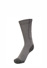 Calcetines grises acanalados con puntera y talón reforzados. Textura suave y altura a media pantorrilla, presentando un acento en gris oscuro contrastante en el talón.