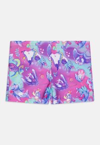 Shorts de bain avec un design vibrant en rose et turquoise, présentant des créatures marines en dessin animé, y compris des lamantins et des tortues, dans des poses ludiques.
