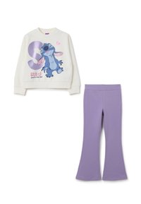 Sudadera de cuello redondo color crema con un gráfico colorido de Stitch y texto. Combinada con leggings morados de campana hechos de tela suave.