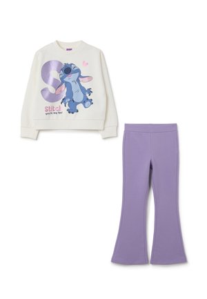 Crème kleurige crewneck sweatshirt met een kleurrijke Stitch-afbeelding met tekst. Gecombineerd met paarse, flared leggings van zacht materiaal.