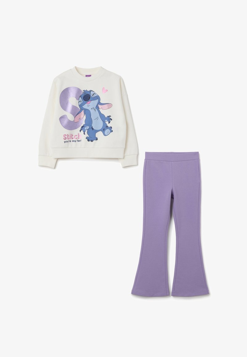 Crème kleurige crewneck sweatshirt met een kleurrijke Stitch-afbeelding met tekst. Gecombineerd met paarse, flared leggings van zacht materiaal.