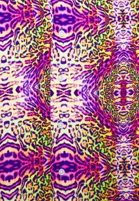 Lysfarvet skjorte med symmetrisk neonlynderturkabe-mønster i lilla, grøn, gul og pink, med fire hvide knapper midt på.