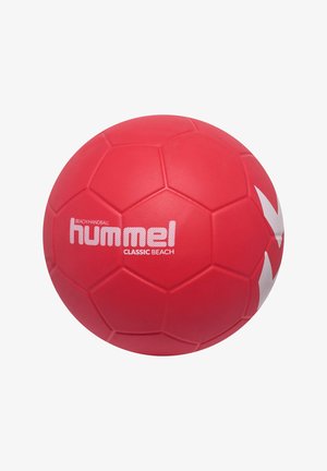 Roter Strandhandball mit hexagonalem Muster, ausgestattet mit weißen Akzenten und dem Text "hummel CLASSIC BEACH" in fetter Schrift. Glatte Textur.