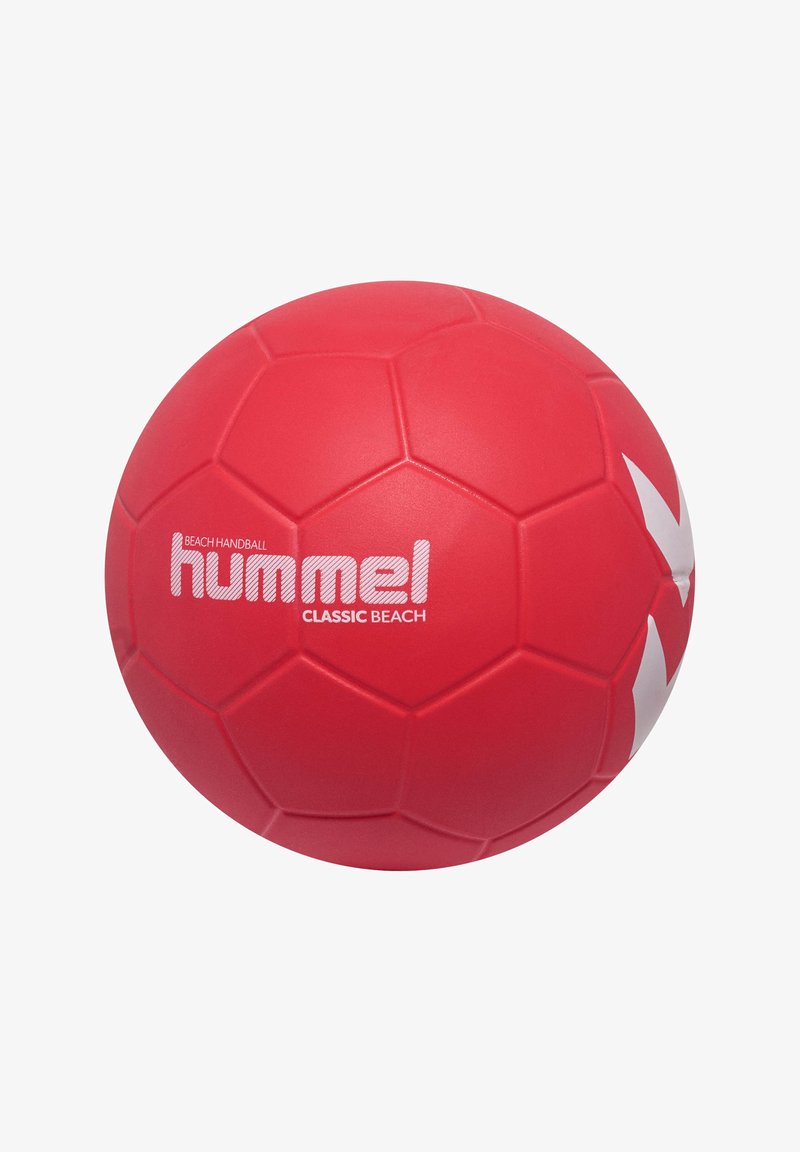 Rode strandhandbal met een hexagonaal patroon, voorzien van witte accenten en de tekst "hummel CLASSIC BEACH" in een vette lettertype. Glad oppervlak.