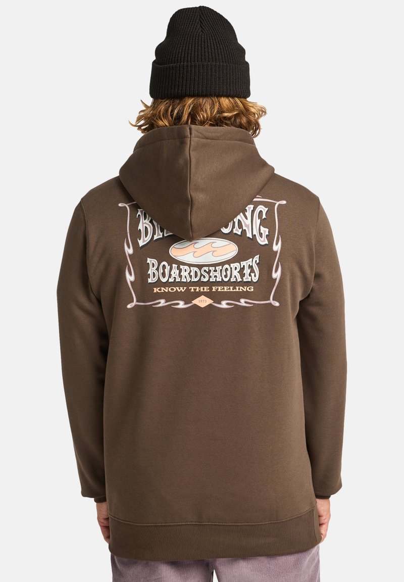 Sweat-shirt à capuche marron avec un logo graphique au dos, arborant "Billabong Boardshorts" et "Know the Feeling". Texture douce.