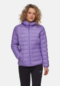 Veste isolée violette avec fermeture éclair sur le devant, capuche et design matelassé. Présente un logo sur la poitrine et des poches latérales. Matériau lisse et léger.