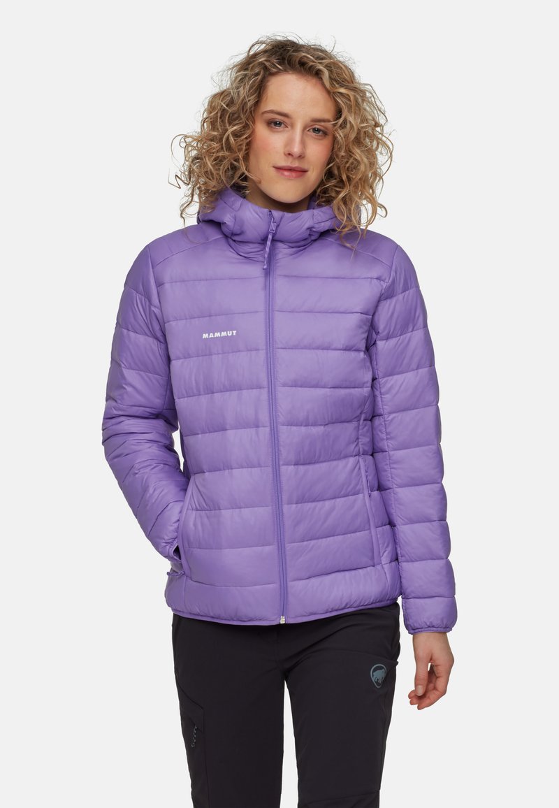 Veste isolée violette avec fermeture éclair sur le devant, capuche et design matelassé. Présente un logo sur la poitrine et des poches latérales. Matériau lisse et léger.