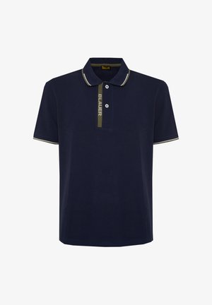 Navyblauw poloshirt met korte mouwen, twee witte knopen, olijfgroene bies op de kraag en knopenlijst, en de tekst "BLAUER" op de knopenlijst.