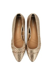 Chaussures à talons hauts dorées avec une texture tissée, un design à bout pointu et une doublure intérieure lisse. Le nom de la marque "Gioseppo" est visible à l'intérieur.