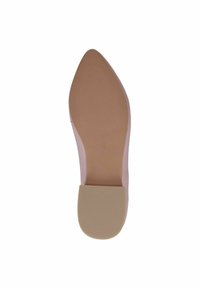 Zapato de tacón de punta en material rosa claro con textura suave. La suela presenta un agarre con patrón y un tacón bloque en beige contrastante. Talla 37.