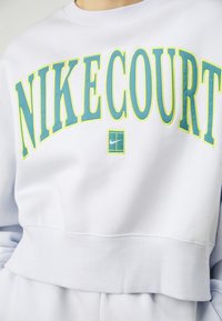 Nike Performance NIKECOURT CREW HERITAGE - Sportska majica - football grey/mineral teal