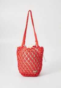 Rode netzak met stoffen voering, cilindervormig, en gevlochten handvatten. Voorzien van een merklabel en een trekkoorden sluiting.