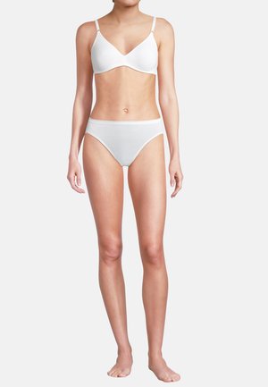 Weißer Baumwoll-BH mit verstellbaren Trägern und einem glatten, nahtlosen Design. Kombiniert mit weißen hochgeschnittenen Panties, die über einen weichen Bund verfügen.