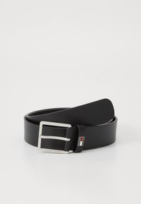 Zwarte leren riem met een zilveren metalen gesp. Bevat een logo-accent nabij de gesp, vlak ontwerp en een gladde textuur.