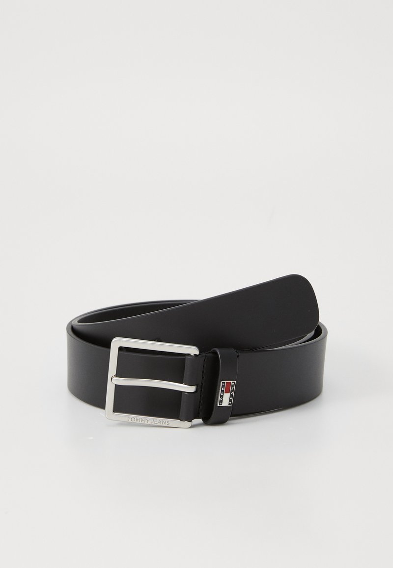 Zwarte leren riem met een zilveren metalen gesp. Bevat een logo-accent nabij de gesp, vlak ontwerp en een gladde textuur.