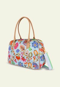 Geborduurde handtas met een lichtblauwe stof, versierd met kleurrijke bloemmotieven. Leren handvatten en een verstelbare schouderband met gestreepte accenten.