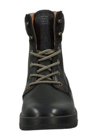 Schwarze Lederstiefel mit silbernen Ösen, strukturiertem grauen Filzkragen und dicker Gummisohle. Mit kontrastierenden beigen Schnürsenkeln, die durchgezogen sind.