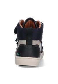 Hoge sneaker met een marineblauwe textiele bovenkant, grijze suède accenten, zwarte rubberen zool en decoratieve blauwe hardware aan de achterkant.