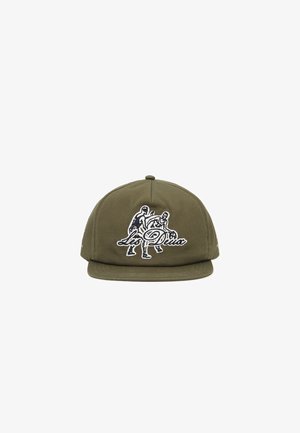Oliwkowo-zielona czapka z płaskim daszkiem i wyhaftowaną grafiką przedstawiającą dwie postacie. Posiada usztywnioną koronę i regulowany pasek z tyłu.