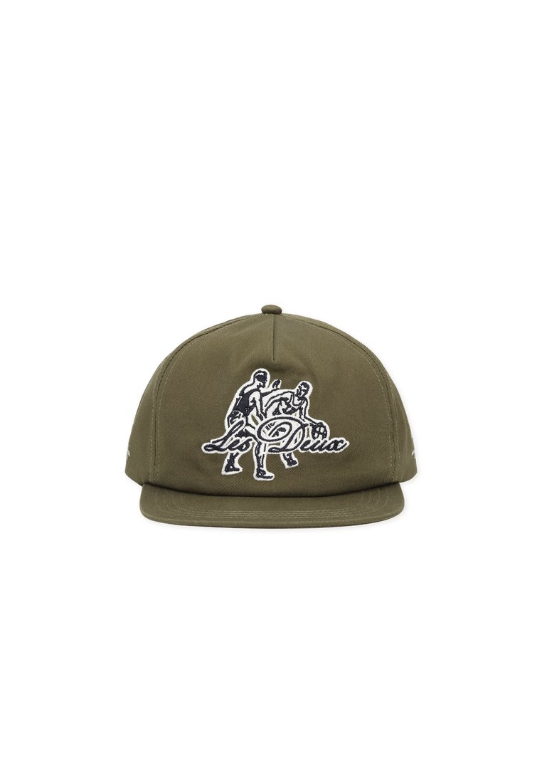 Καπέλο σε ελιάς πράσινο με επίπεδη γείσο και κεντημένο σχέδιο με δύο φιγούρες. Διαθέτει δομημένη κορυφή και ρυθμιζόμενο λουράκι στο πίσω μέρος.