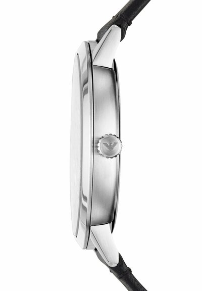 Schlankes silbernes Metalluhrengehäuse mit einer geriffelten Krone, die mit einem Logo graviert ist, befestigt an einem schwarzen Lederarmband.