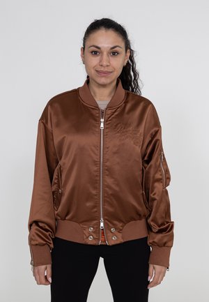 Braune Satin-Bomberjacke mit Reißverschluss und gerippten Bündchen sowie Saum; verfügt über Seitentaschen und gestickte Details auf der Brust.