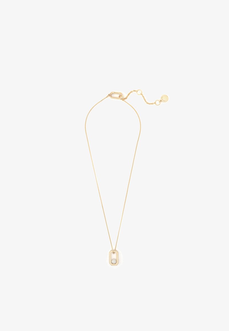 Kultaketju, jossa on hieno ketju ja suorakulmainen riipus, jossa on pieni helmi upotettuna. Minimalistinen muotoilu, jossa on herkkä rakenne.