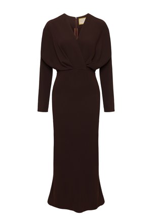 Brązowa sukienka z długim rękawem, dekoltem w kształcie litery V, drapowanymi ramionami i dopasowaną sylwetką. Posiada zamek z tyłu oraz gładką teksturę.