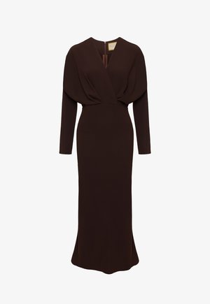 Brązowa sukienka z długim rękawem, dekoltem w kształcie litery V, drapowanymi ramionami i dopasowaną sylwetką. Posiada zamek z tyłu oraz gładką teksturę.
