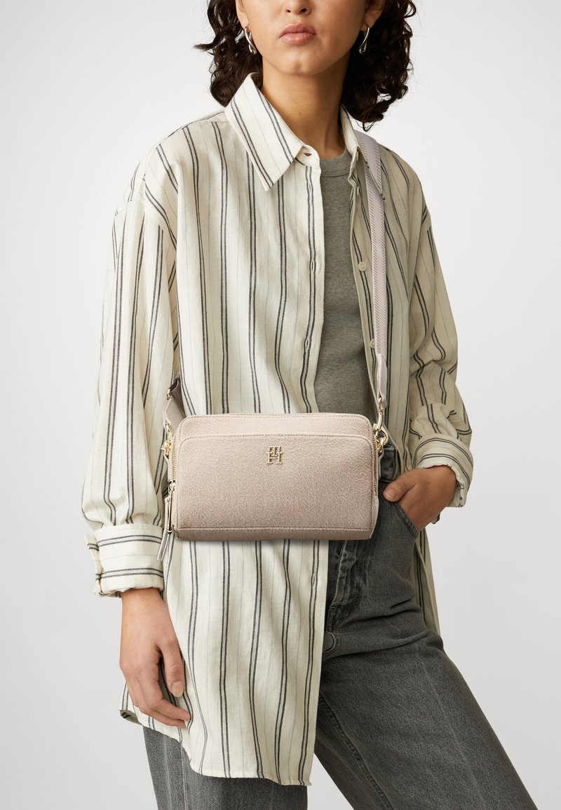 Tommy Hilfiger ICONIC TOMMY CAMERA BAG Umhängetasche merino/beige