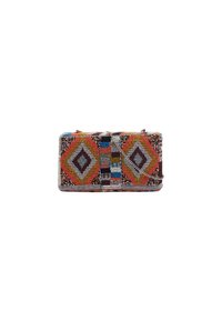 Pochette en perles de forme rectangulaire, ornée de motifs géométriques multicolores vibrants en orange, bleu et noir. Comprend une chaîne pour le porter.