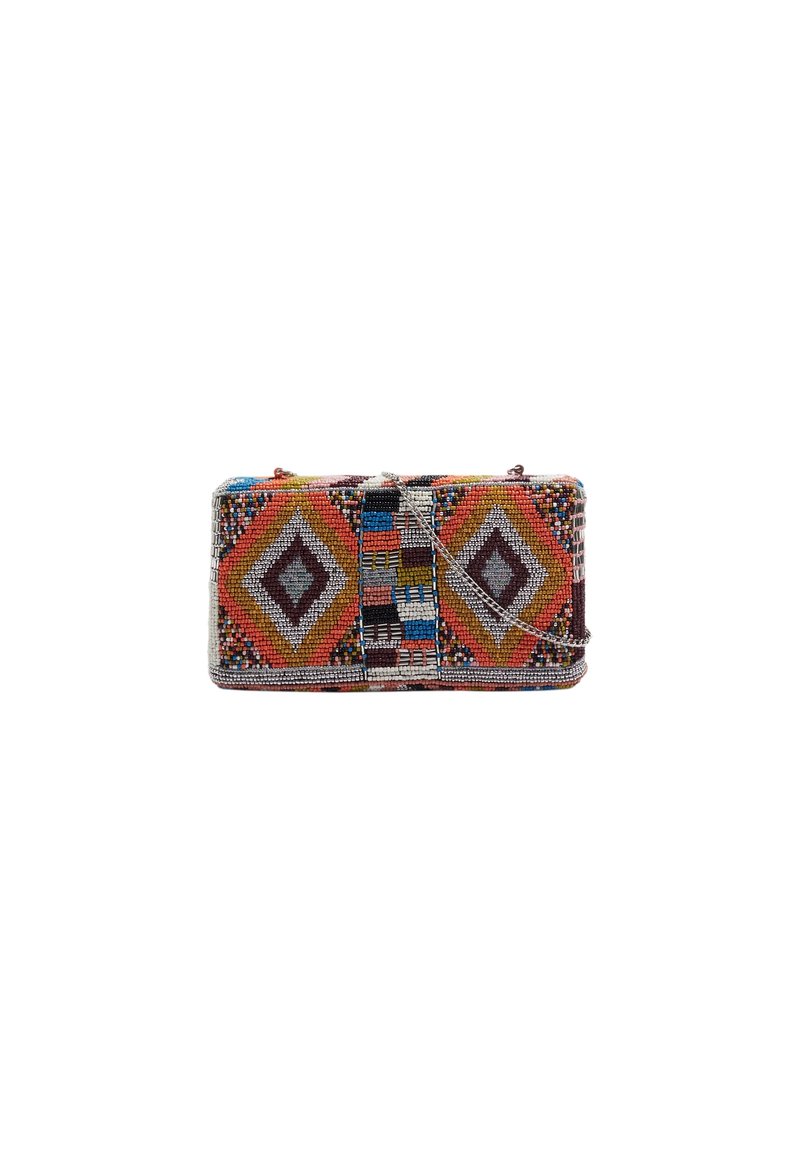 Pochette en perles de forme rectangulaire, ornée de motifs géométriques multicolores vibrants en orange, bleu et noir. Comprend une chaîne pour le porter.