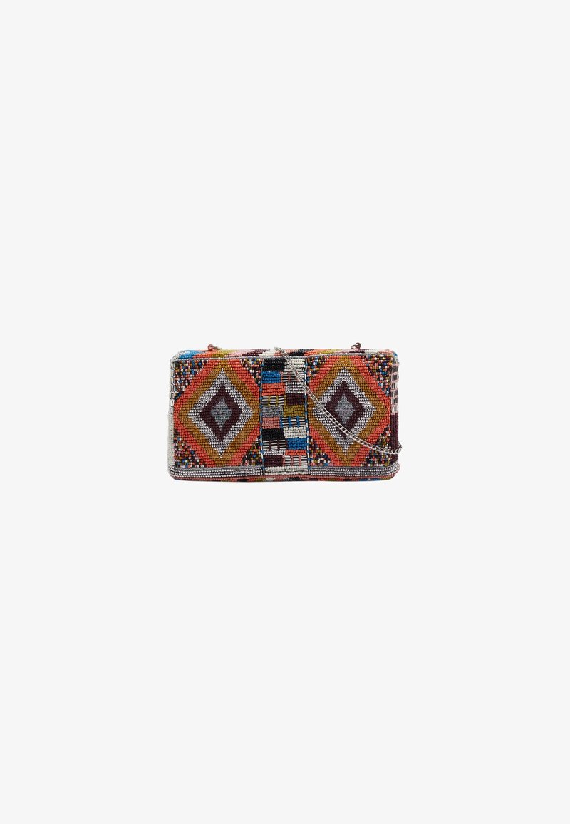 Pochette en perles de forme rectangulaire, ornée de motifs géométriques multicolores vibrants en orange, bleu et noir. Comprend une chaîne pour le porter.