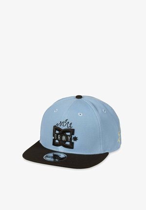 Blauwe pet met een zwarte klep, geborduurd "GRMY" logo met vlammen en zijlogo-detail. Gemaakt van stof, gestructureerd kroonontwerp.