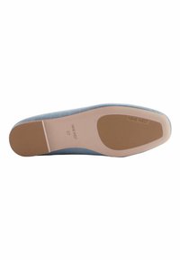 Helle blaue flache Schuhsohle mit strukturiertem Design, featuring einer glatten Zehenpartie, Gummisohle und geprägtem Markennamen "NINE WEST" sowie der Größe "37".