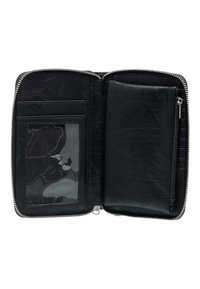 Čierna kožená peňaženka so zipsom, ktorá obsahuje priehľadný priestor na doklady, priehradky na karty a zipsovú kapsu na mince alebo bankovky.