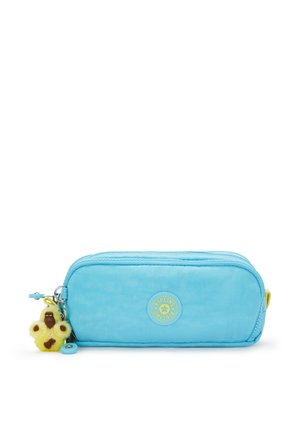 Estuche rectangular de lápices azul claro con cremallera, logotipo de Kipling y un pequeño llavero de mono de peluche amarillo adjunto.