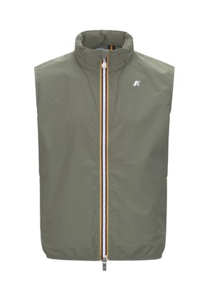 Gilet senza maniche verde oliva con collo alto, cerniera frontale completa con dettaglio a striscia tricolore e piccolo logo bianco sul petto sinistro.