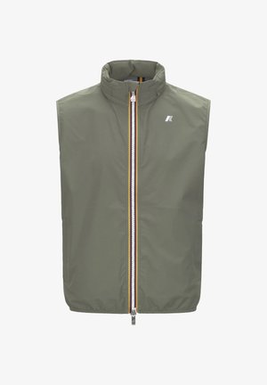 Gilet senza maniche verde oliva con collo alto, cerniera frontale completa con dettaglio a striscia tricolore e piccolo logo bianco sul petto sinistro.