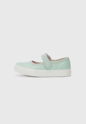 Jasnoniebieskie buty Mary Jane z brokatem, z białą gumową podeszwą, z zapięciem na rzep i małym logo serduszka na pięcie.