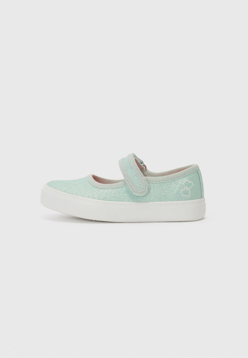 Sapatos Mary Jane com glitter turquesa claro e sola de borracha branca, apresentando uma tira de Velcro e um pequeno logótipo em forma de coração no calcanhar.