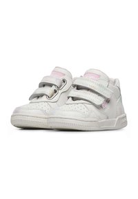Sneaker bianche con due cinturini in velcro, design perforato e una texture liscia. Presentano un accento pastello sottile sul tallone.