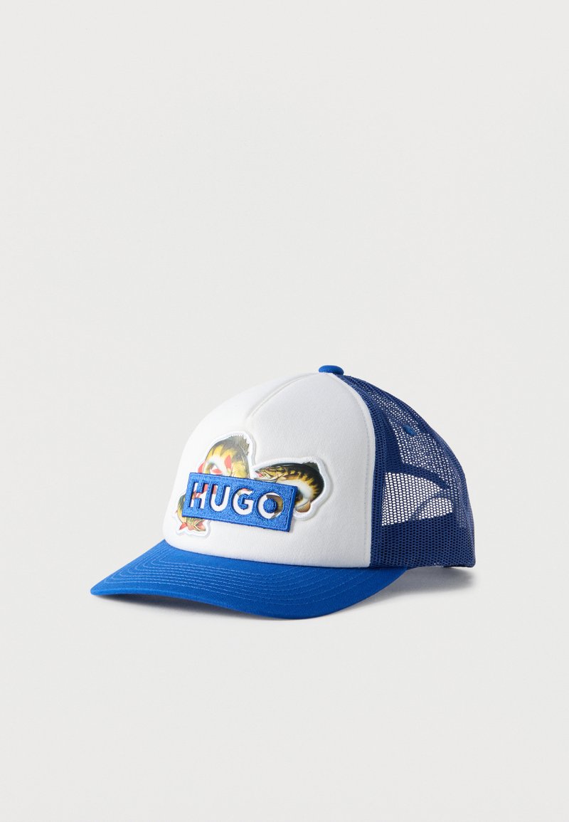 Gorra de camionero blanca y azul con parte trasera de malla, visera azul y parche frontal que muestra peces coloridos y el texto "HUGO".