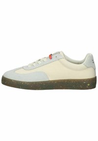 Sneaker mit einem hellblauen Wildleder-Obermaterial und einem cremefarbenen Canvas-Korpus, ausgestattet mit einer gesprenkelten braunen Gummisohle und weißen Schnürsenkeln. Rote Akzente auf der Zunge.