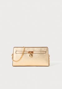 Borsa a mano metallica oro con superficie texture, tracolla a catena e chiusura frontale con logo. Forma rettangolare con linee pulite.