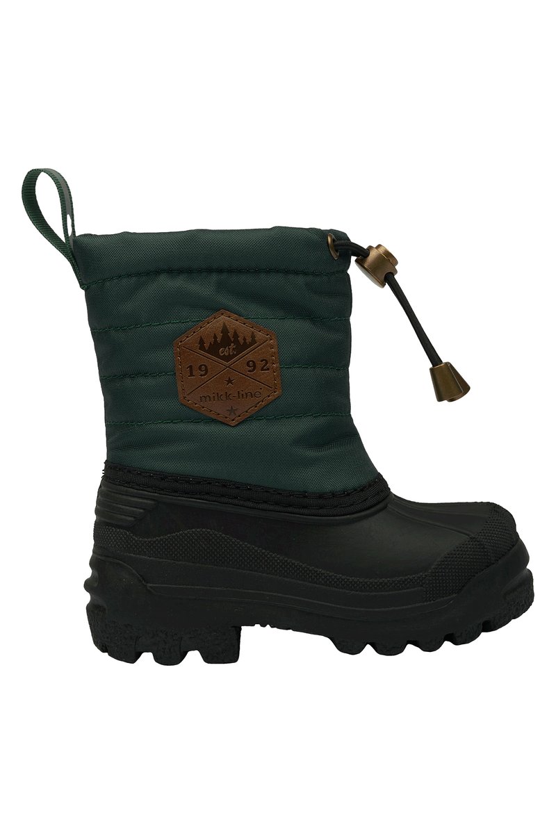 Grüne isolierte Winterstiefel mit einer gesteppten Oberseite, schwarzer Gummisohle und braunem Patch mit einem Bergdesign. Inklusive Zugkordel.
