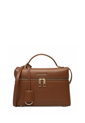 Brązowa skórzana torebka z górnym uchwytem, przednim zamkiem błyskawicznym z dwoma złotymi metalowymi suwakami oraz przypiętą skórzaną metką z pierścieniem.