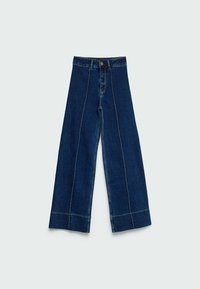 Vaqueros de mezclilla azul de pierna ancha con cintura alta, costuras en contraste y dobladillo sin acabar. Cuenta con dos bolsillos frontales y cierre de botón.