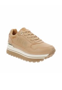 Sneaker beige con tomaia in pelle testurizzata, intersuola bianca, marchio prominente sul lato e suola in gomma con battistrada a motivo.