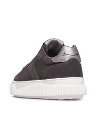 Sneaker in suede grigia con suola in gomma bianca testurizzata. Caratterizzato da un accento metallico grigio sul tallone e da un design minimalista.